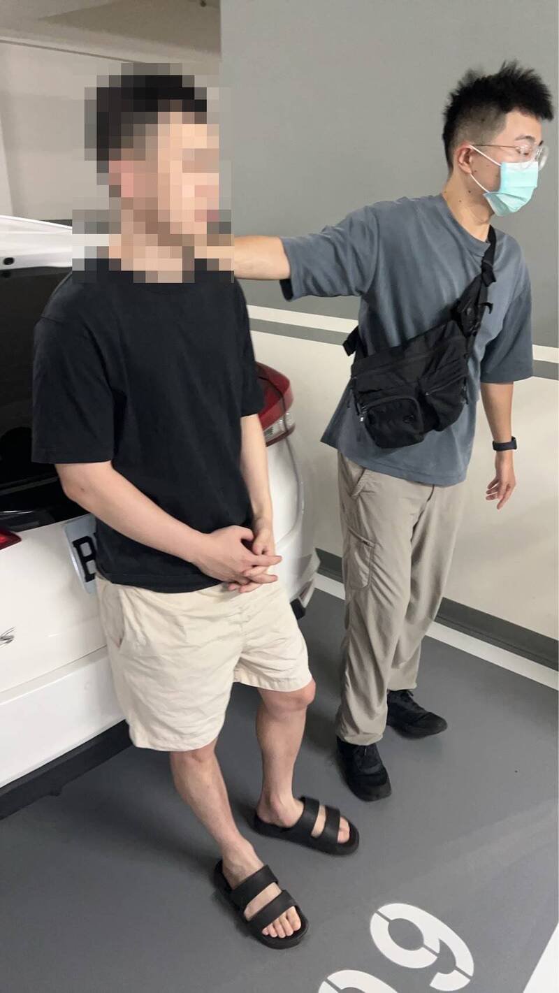 警方逮捕李姓主嫌（左）。（警方提供）