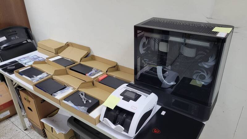 警方查扣IPPBX设备等证物。（警方提供）