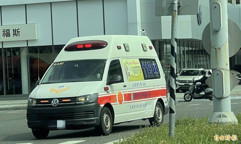 高雄20多岁女子坠楼身亡，检警相验调查。（记者黄良杰摄）