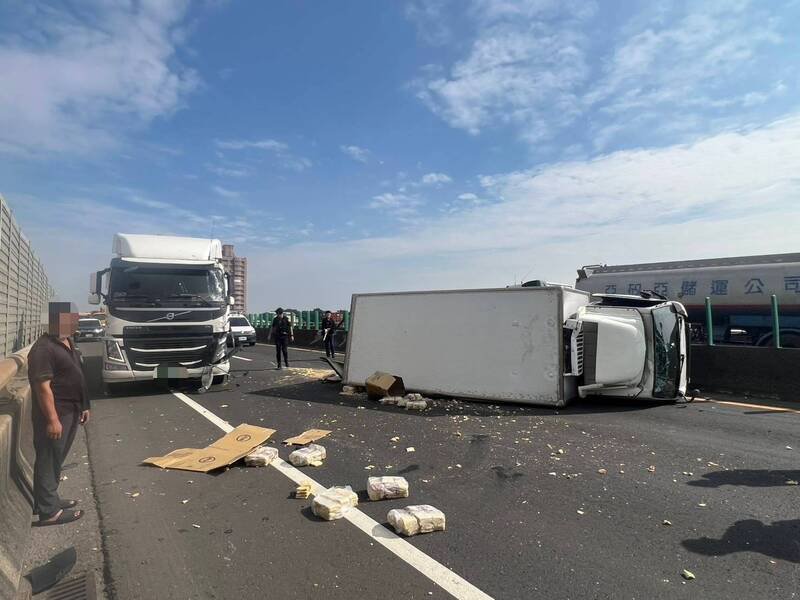 曳引车（左）变换车道导致连环车祸，小货车（右）翻覆。（读者提供）