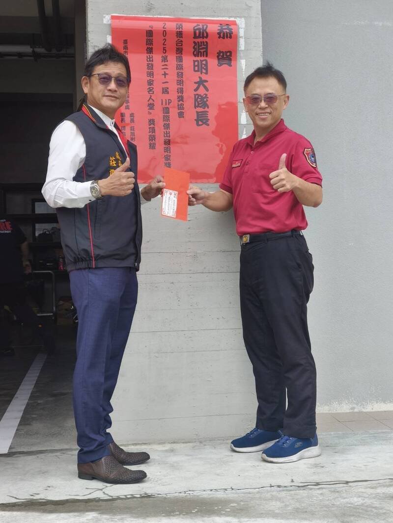 台南市消防之友会第六办事处处长庄旭彬（左）赴第六大队，当面将奖励金交给邱渊明大队长。（南市消防局第六大队提供）