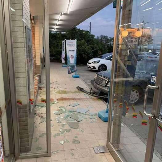 宾士冲碎超商玻璃门。（取自脸书粉专「绿豆嘉义人」）