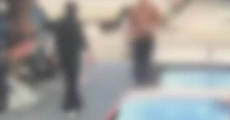 黑衣男（左）疑情绪不稳持刀涉恐吓公众。（读者提供）