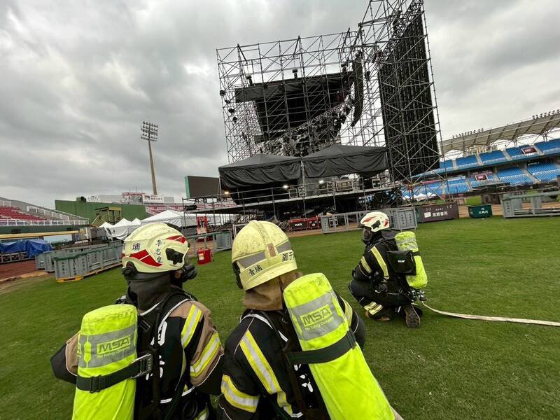 桃园市政府消防局青埔消防分队在乐天桃园棒球场办理火灾抢救演练。（桃园市政府提供）