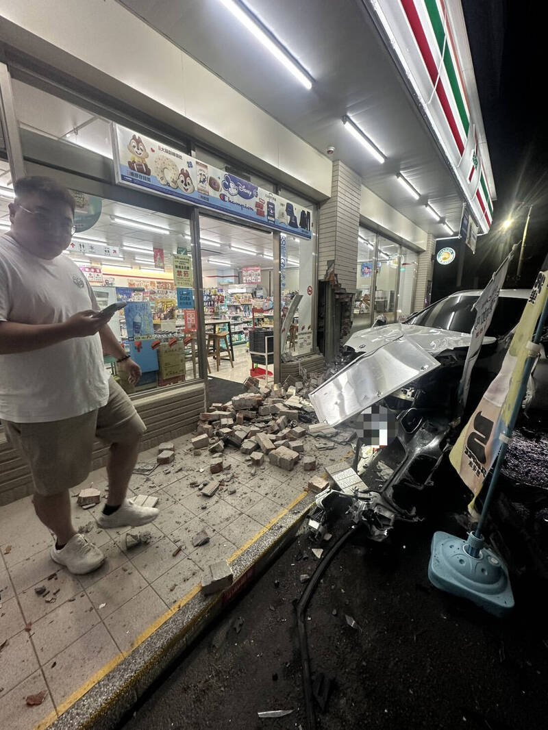 肇事车辆把超商撞得一团乱。（民众提供）