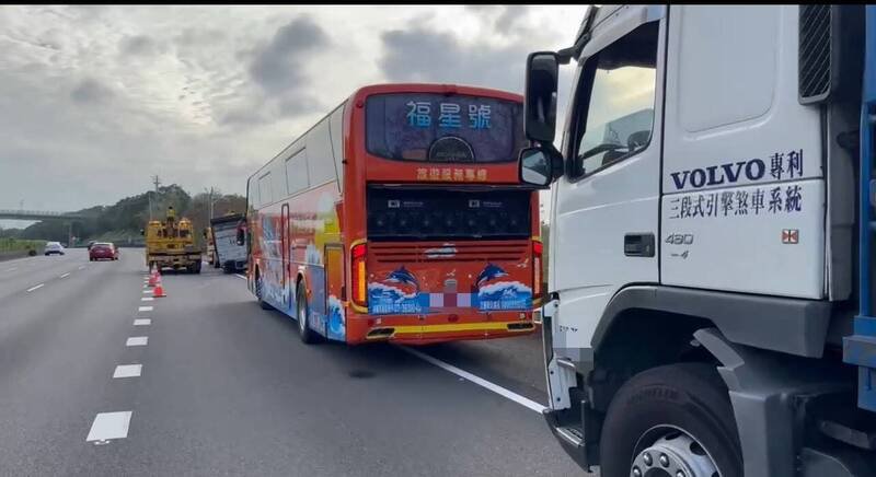 国道1号新竹南下107公里处，今天下午发生4台车追撞车祸，货车驾驶受困车内且OHCA意识不清，经救护人员脱困后送医。（新竹市消防局提供）