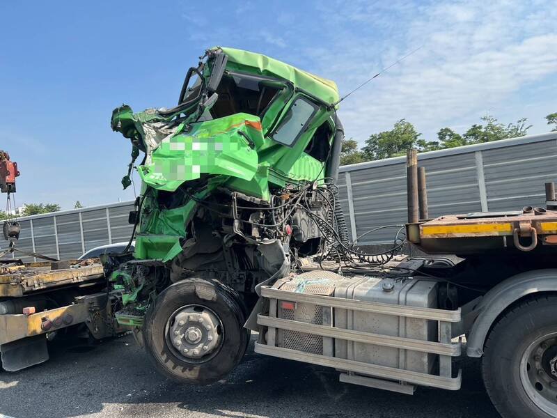 洪姓拖板车驾驶疑未保持安全车距造成高速公路三车撞在一起。（民众提供）