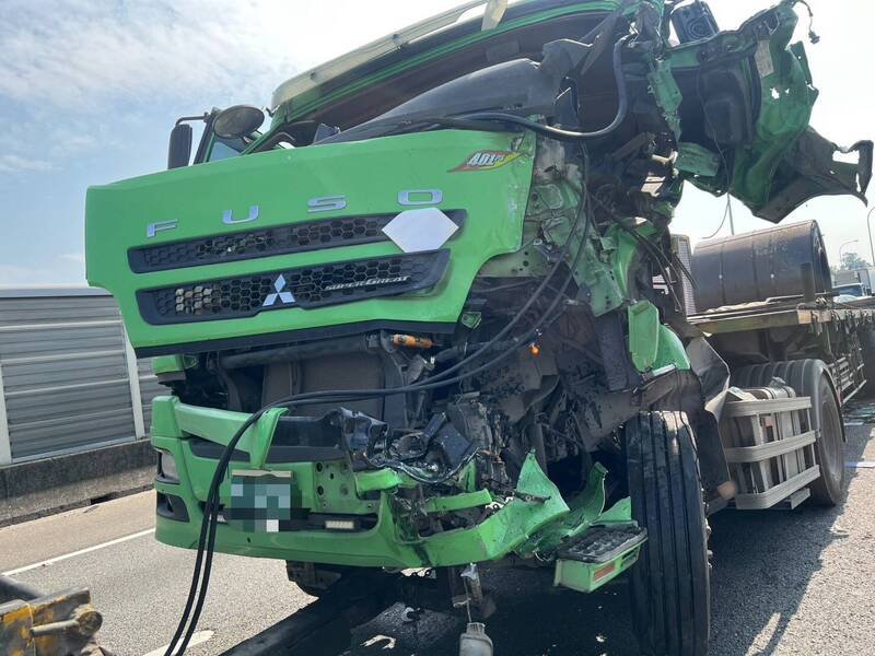 洪姓拖板车驾驶疑未保持安全车距造成高速公路三车撞在一起。（民众提供）