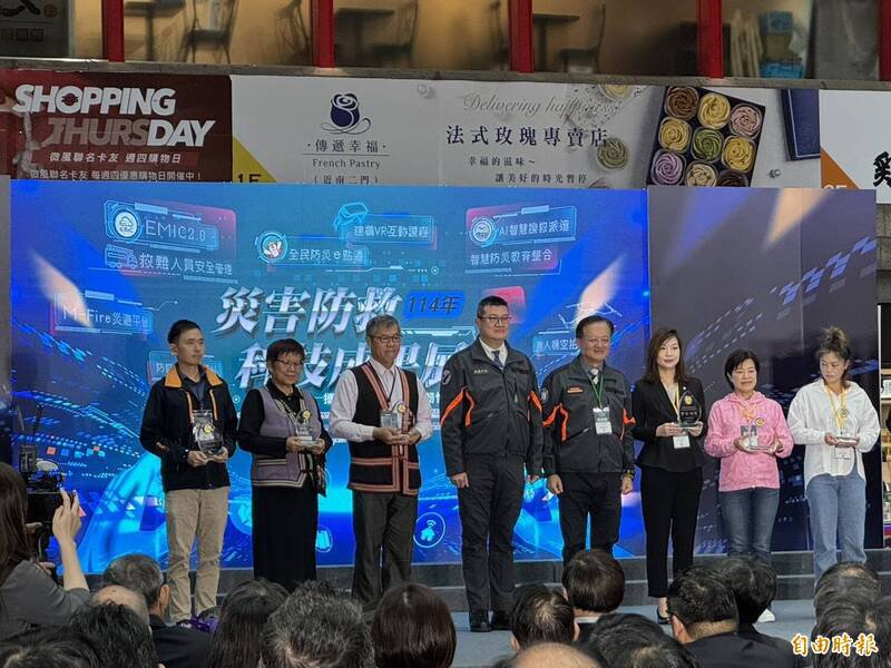 「桦加沙台风马太鞍溪堰塞湖溢流应变得宜人员」获奖的除了有王梓安外，马太鞍教会、太巴塱教会、阿陶默文健站、光复国小、瑞穗天和观光酒店也因收容或协助灾民受奖。（记者郑景议摄）