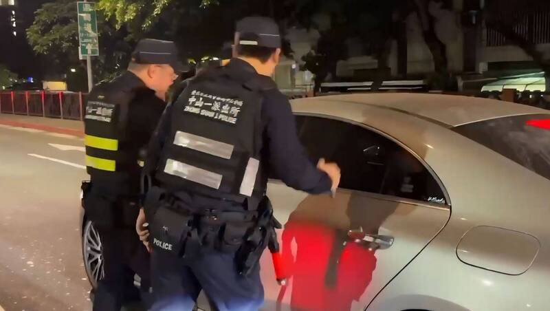 北市警举办「扩大取缔酒驾、毒驾兼防制危险驾车勤务」。（记者刘庆侯翻摄）