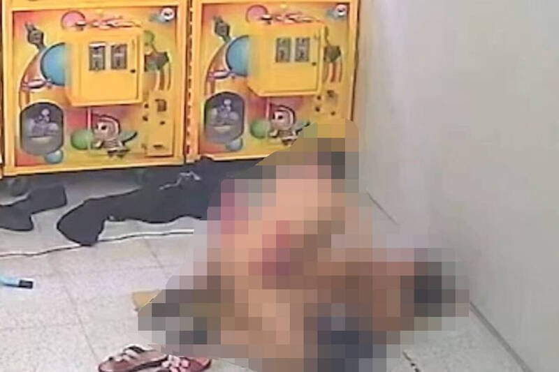 嘉义县民雄乡某娃娃机店去年6月惊见活春宫。（图撷取监视画面）