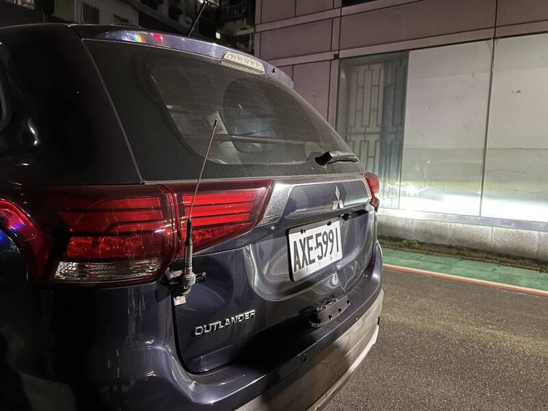 警车天线受损。（记者郑景议翻摄）