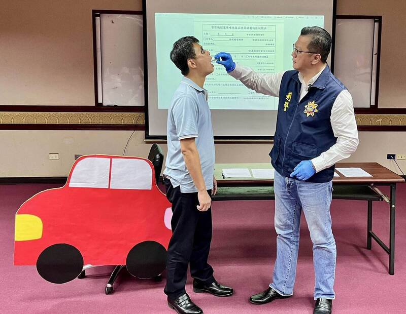 彰化县警局刑大副大队长张安进（右）与干部做毒品唾液筛检模拟训练。（图由警方提供）