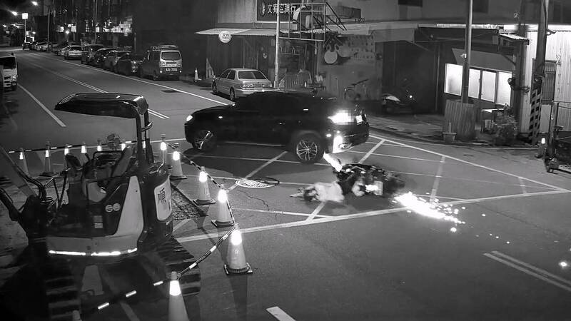 20岁海巡士兵骑车倒地后，滑进前方左转轿车车底，机车壳和地面高速磨擦还产生火花。（记者花孟璟翻摄）