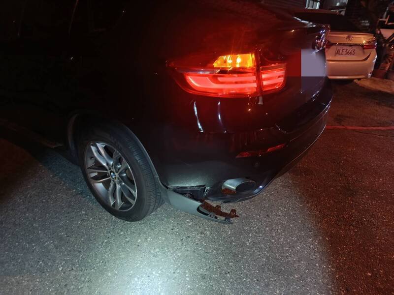 20岁庄姓男子骑车倒地滑入轿车车底，被左后轮辗过。（民众提供）