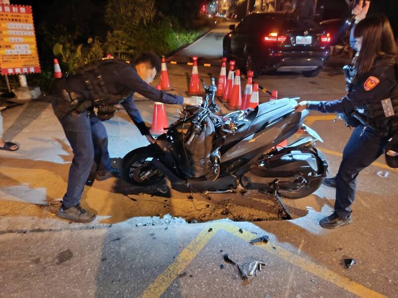 庄姓男子骑乘机车事故后整个变形，车主急救20天后宣告不治。（民众提供）