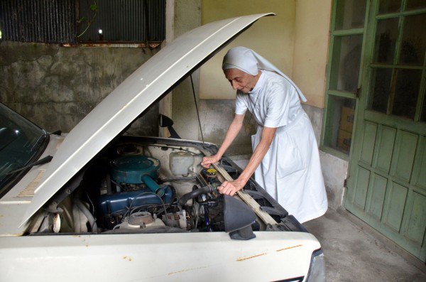 饶培德修女表示，这台车还能用，她要开到不能开再想办法。「千万不要帮我买车！」（中央社）