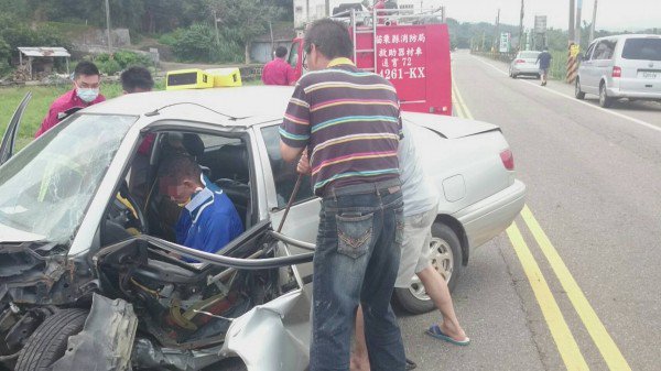 热心民众听到撞击声，赶紧持铁撬帮忙救出受困昏迷的老翁。（记者郑鸿达翻摄）