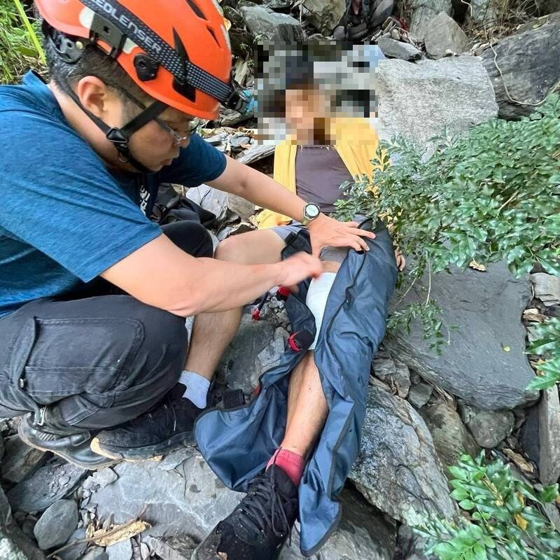 男子膝盖骨折。（屏东县消防局提供）