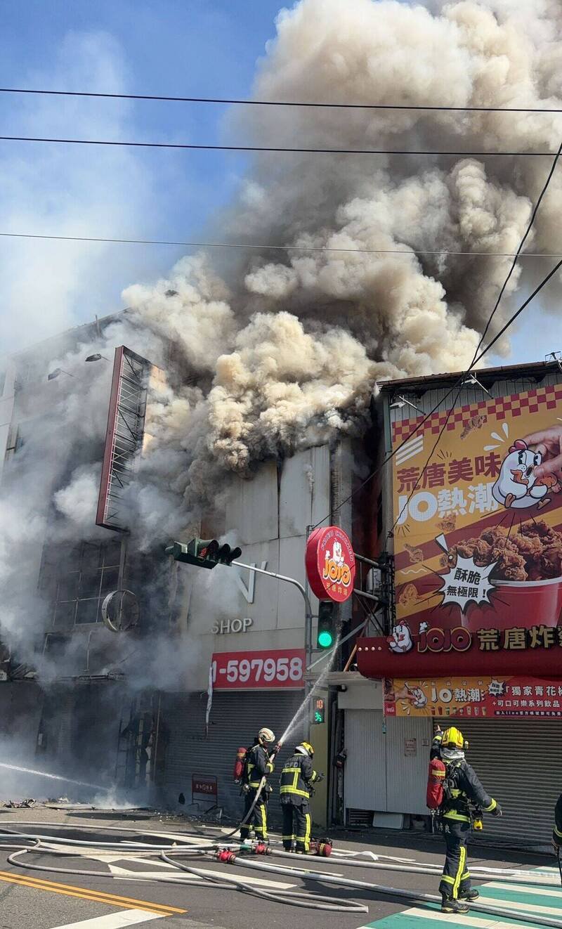 台中市西屯区福星路一栋民宅今天上午发生火警，现场浓烟窜天，一度传出有民众受困，所幸安全救出。（记者陈建志翻摄）