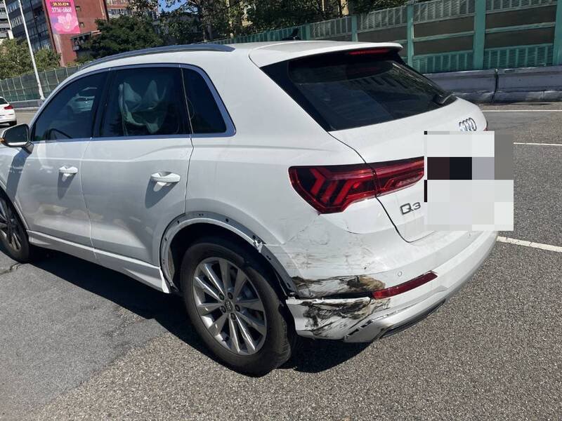 李姓男子驾驶的休旅车遭民间救护车擦撞。（记者陆运锋翻摄）