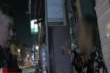 叶姓老妇从彰化和美搭公车到彰化市，要回家却找不到回家的路。（彰化警分局提供）