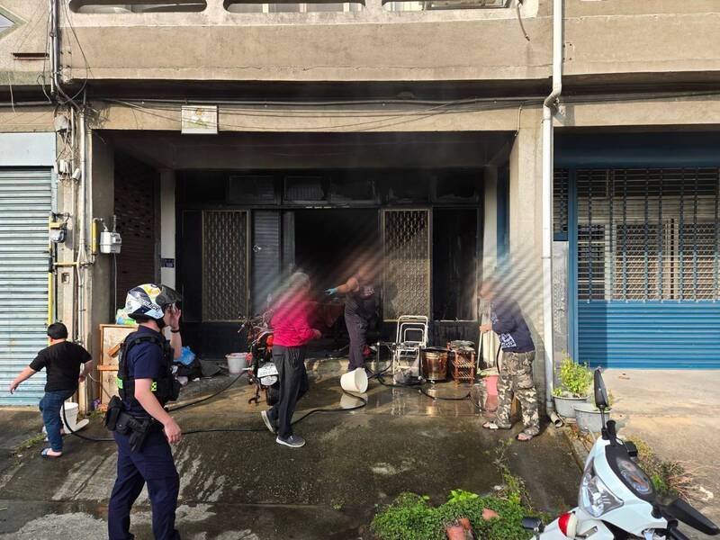 警方及邻居协助屋内人员逃生。（图由民众提供）