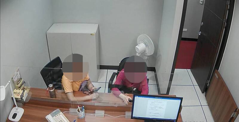 黄妇（右）偕同友人到场说明案情并缴清罚锾。（新北分署提供）