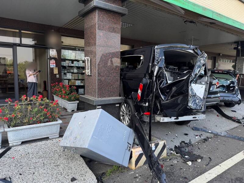台南市安平民权路四段上的休旅车与一旁汽车后方及台电变电箱都遭环保回收车撞毁。（民众提供）
