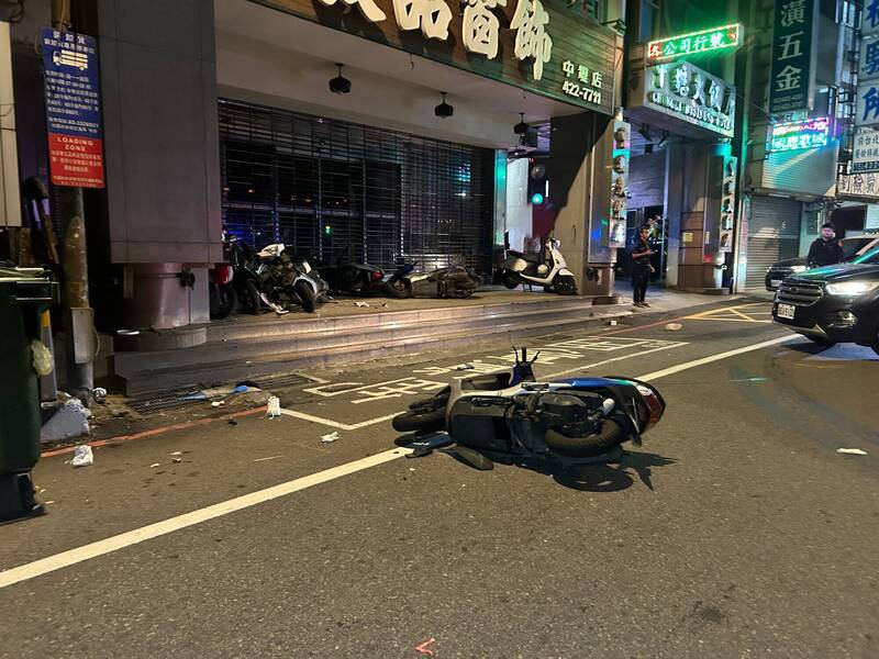 桃园中坜古姓骑士深夜自撞，狂扫路旁骑楼5机车、垃圾子车也遭殃。（警方提供）