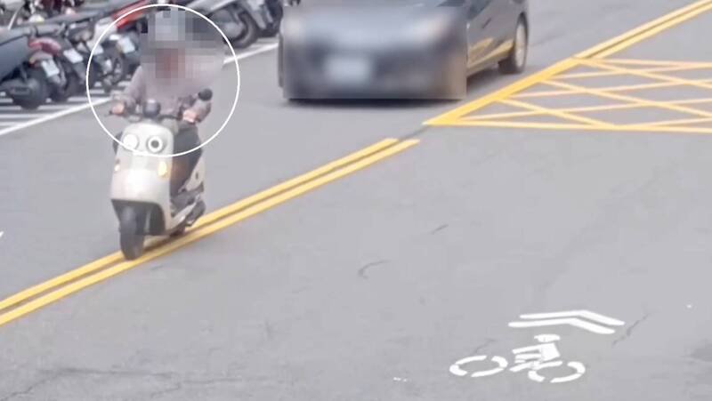 刘嫌辩称当天是为了寻找自己的机车，见到路边机车钥匙放置前置物箱，才会趁四下无人将车骑走。（记者陆运锋翻摄）