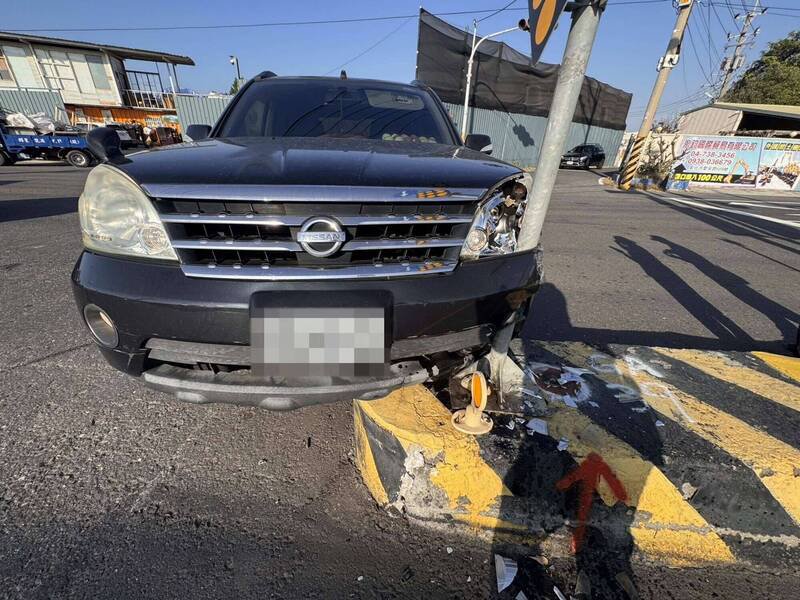 休旅车撞中央分隔岛，车体受损。（图由警方提供）