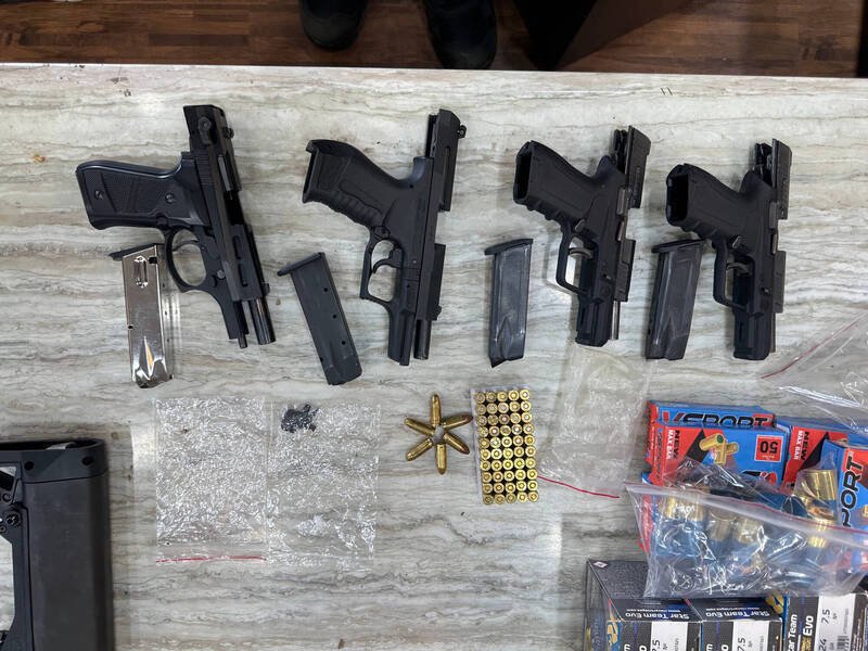 南投县「狗头帮」吴姓角头去年被警方查扣4把90手枪。（警方提供）