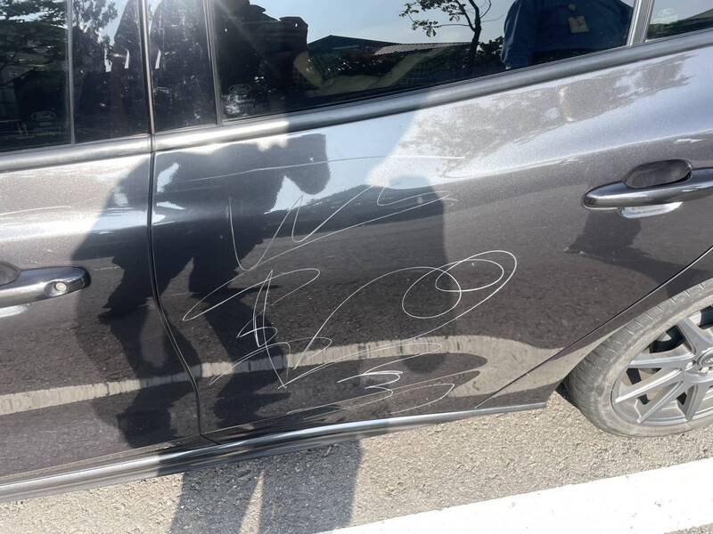昨（24）日停在冈山区育才路边的4部车子，遭不明人士以利器刮伤。（警方提供）