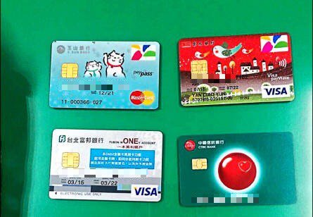 职业军人把提款卡提供给诈团。（示意图）