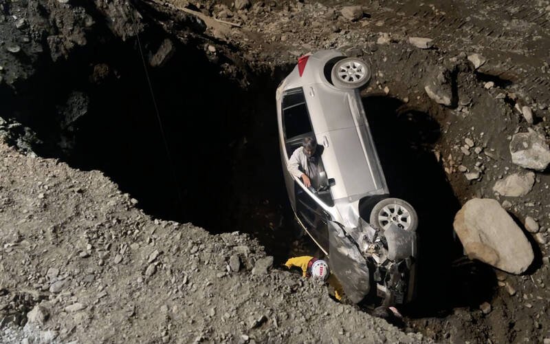 车辆坠于二楼深的溪床边，所幸乘客仅轻伤。（民众提供）