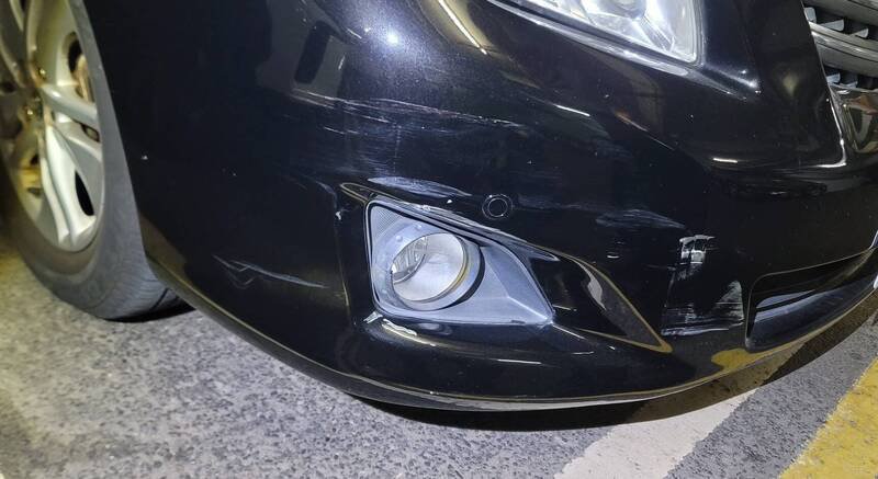 陈男轿车车头擦痕成铁证。（民众提供）