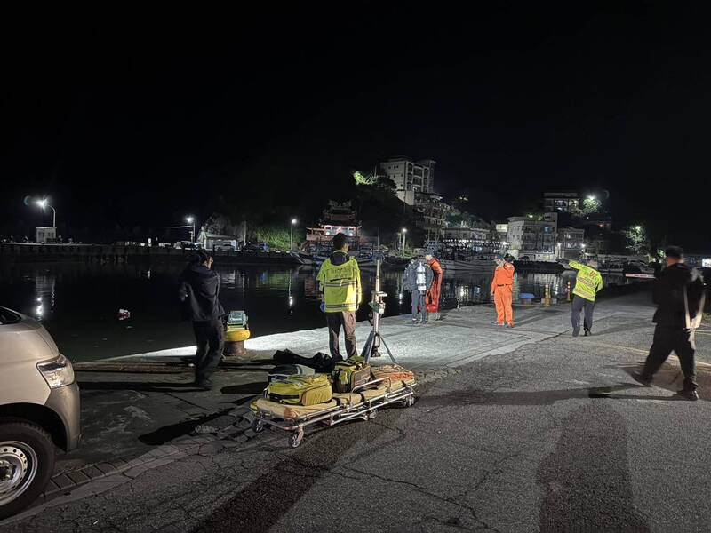 台北市1名陈姓女子24日凌晨驾车前往金山区访友途中，失控驶入新北市金山区磺港渔港，新北市消防局、海巡人员将她从驾驶座内救出时已无生命迹象。（记者林嘉东翻摄）