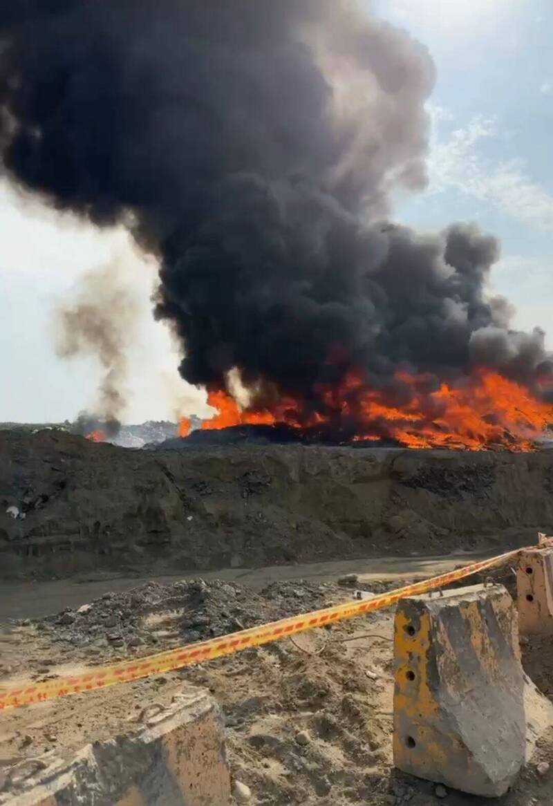 嘉市湖子内环保用地资源回收物暂置场，今天又传出火灾，火势伴随浓烟直窜天际。（嘉市消防局提供）