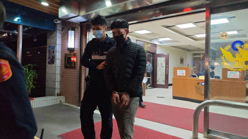 2名骑士在新北市永和发生行车纠纷，在大马路互殴双双挂彩，警方将蔡男移送侦办。（记者陆运锋翻摄）