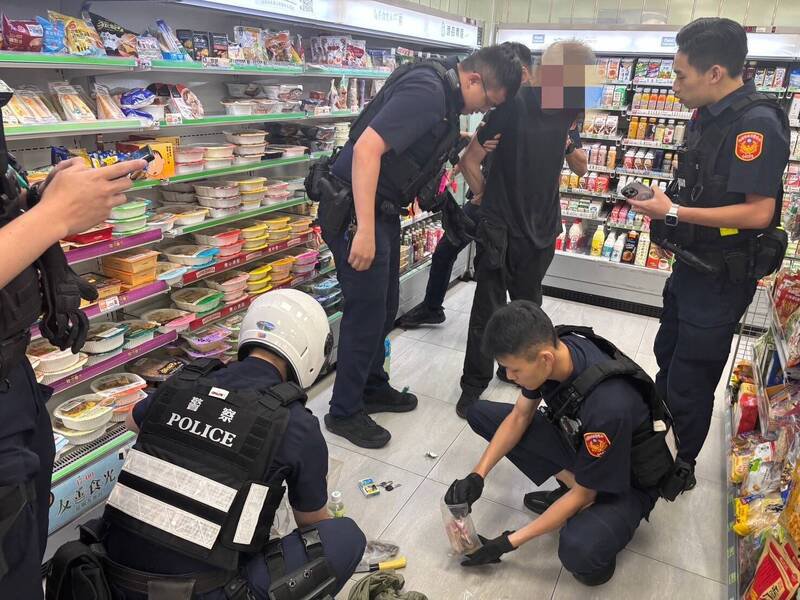 德国籍男HOEPPNER行抢后，跑到商超吃东西，被警方逮个正著。（图由警方提供）