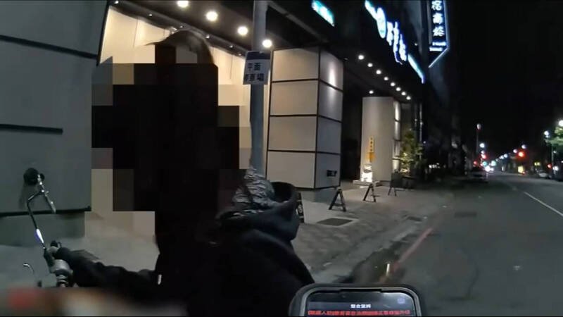 女子骑机车未戴安全帽被拦查，并查出涉嫌毒驾。（民众提供）