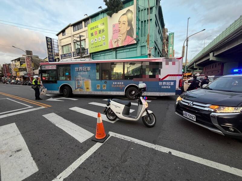 杨姓老翁被公车撞倒后送医不治。（记者王冠仁翻摄）