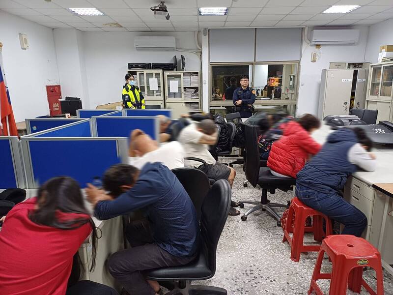 淡水分局破获藏身无照茶室的职业赌场，将赌客、赌场嫌犯带回侦讯。（记者吴仁捷翻摄）