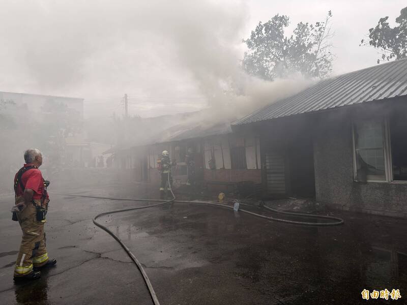 老屋付之一炬。（记者刘人玮摄）