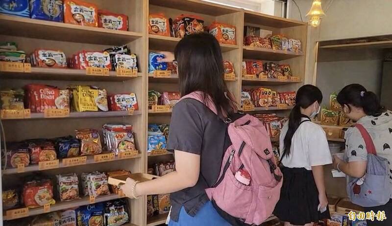 陈姓妇人18分钟扫走吾人面店的10桶配料3包食材与10包泡面都没付钱，隔天撬电子锁，事后付3825元，仍因窃盗与毁损挨判罚金拘役。（资料照）