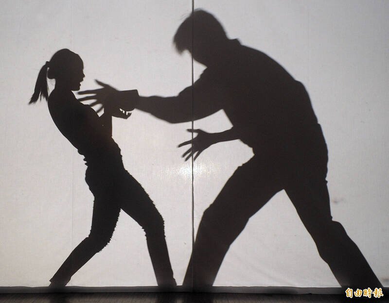 杨姓水电工屡向女友求欢遭拒，扯破女友内裤后想硬上，遇女友持剪刀奋力反抗才作罢。基隆地院审理后依杨男犯强制性交罪未遂判处2年徒刑。（资料照）