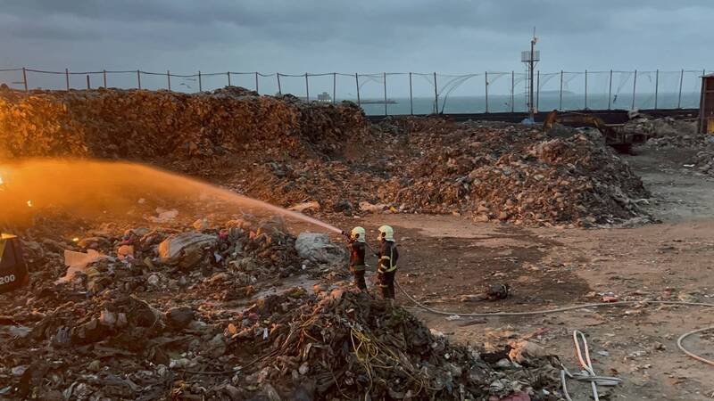 澎湖县消防局连夜派员灌救，并进行人员轮换。（澎湖县政府消防局提供）