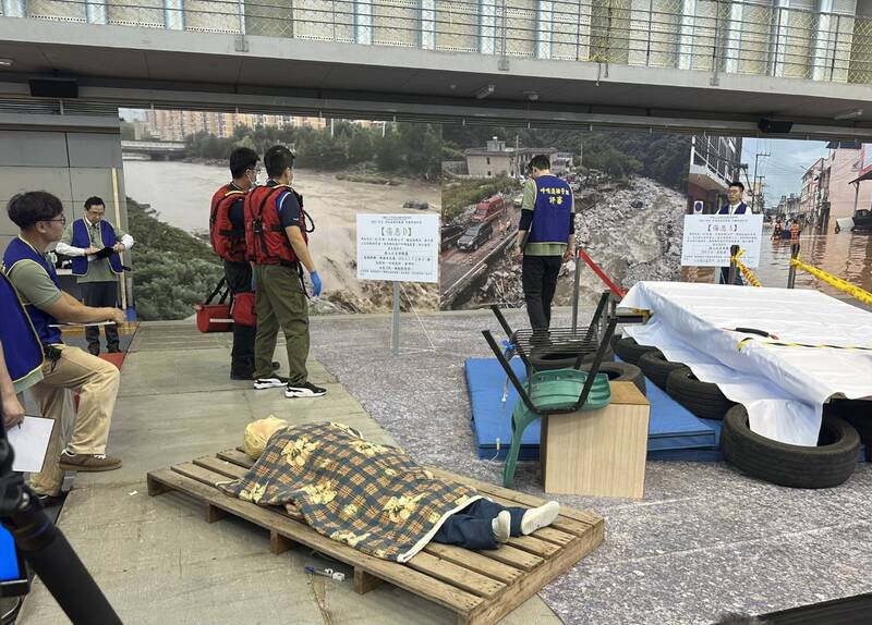 全国呼吸道插管暨心肺复苏术竞赛，模拟房屋倒塌等情境。（南投县消防局提供）