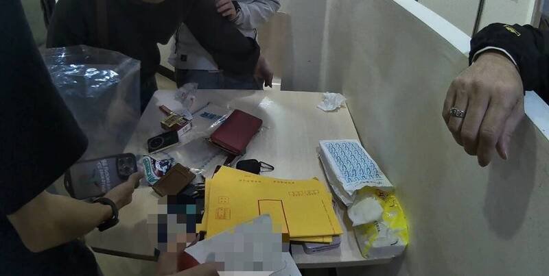 基隆市警第四分局安乐派出所警员劝退叶男提款念头后，与他合作逮到前来收款的37岁的蔡姓车手，查扣相关证物后，将蔡男依诈欺罪嫌移送法办。（记者林嘉东翻摄）